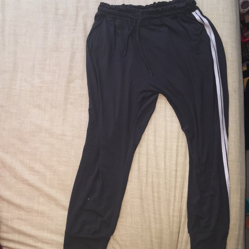 Leggings with white striped on the sides. S: L